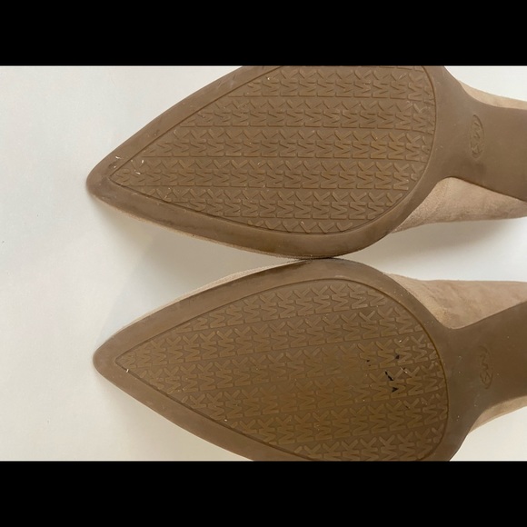 Michael Kors Beige Suede Closed Pointy Toe Suede Heels 3.5inc SZ 9.5 - Picture 5 of 10